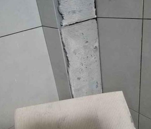 瓜州瓷砖空鼓维修公司分享下厨房瓷砖脱落的补救措施。